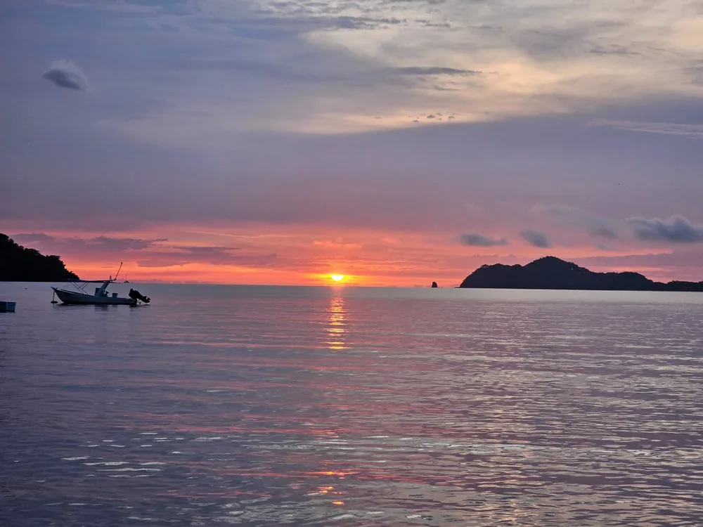 Atardecer sobre la bahía de Playas del Coco
