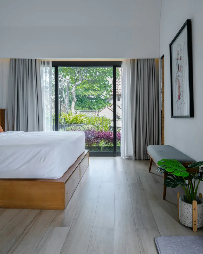 Dormitorio luminoso con ventanal y vista al jardín