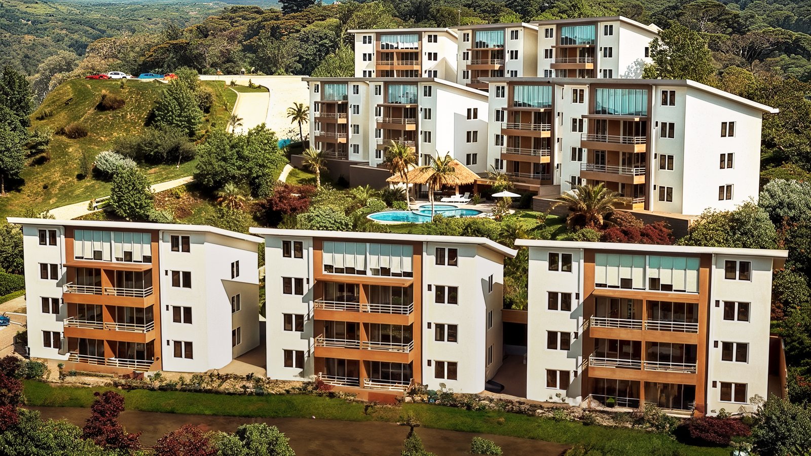 Render de los edificios de Serena Condos rodeados de vegetación tropical